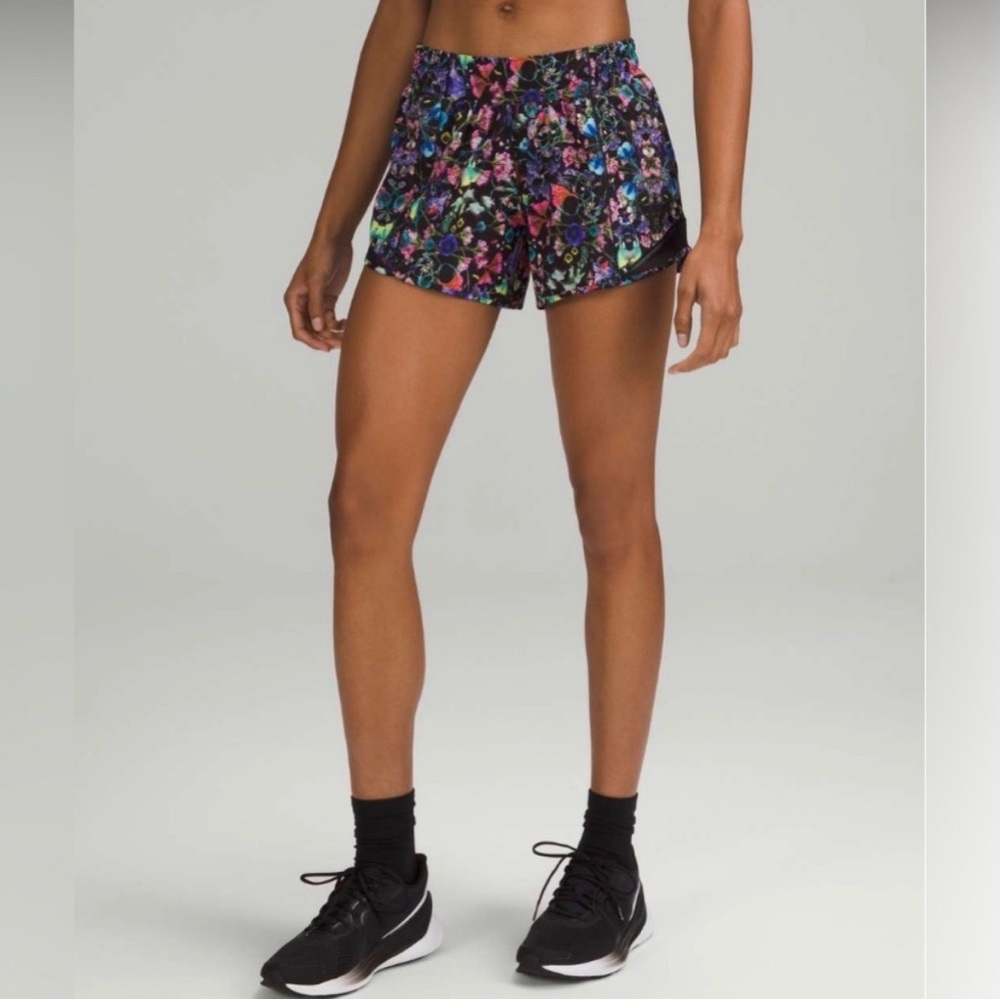 Lululemon Hotty Hot Low Rise Lined Shorts In The Flowerscope Black Multi Size 2
